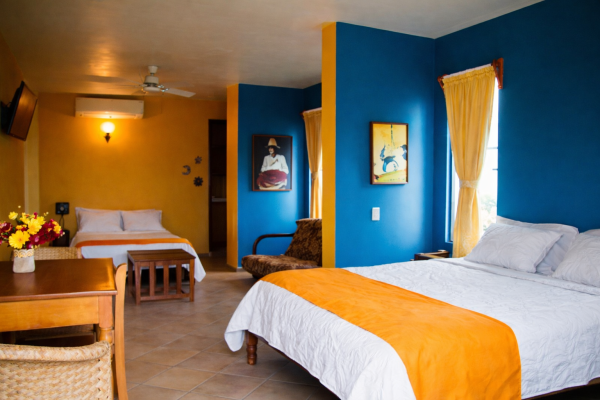 Un hotel y restaurante estilo casa de árbol, una arquitectura especial y una ubicación cómoda